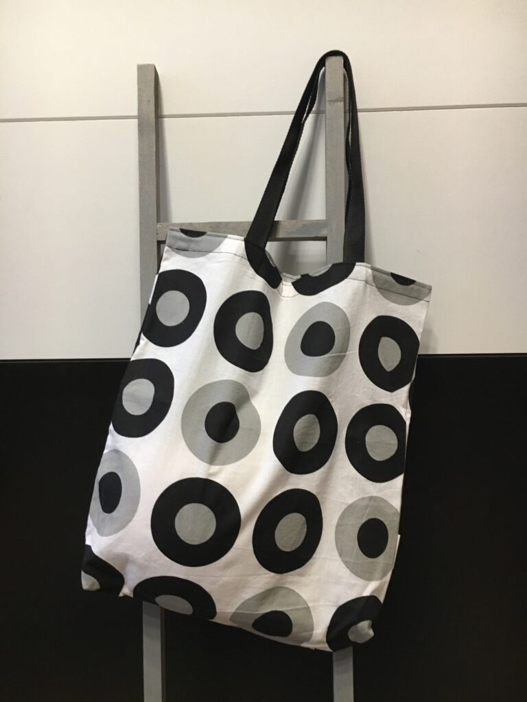 Stofftasche in Schwarz-Weiß mit großen Ringen und grauen Henkeln