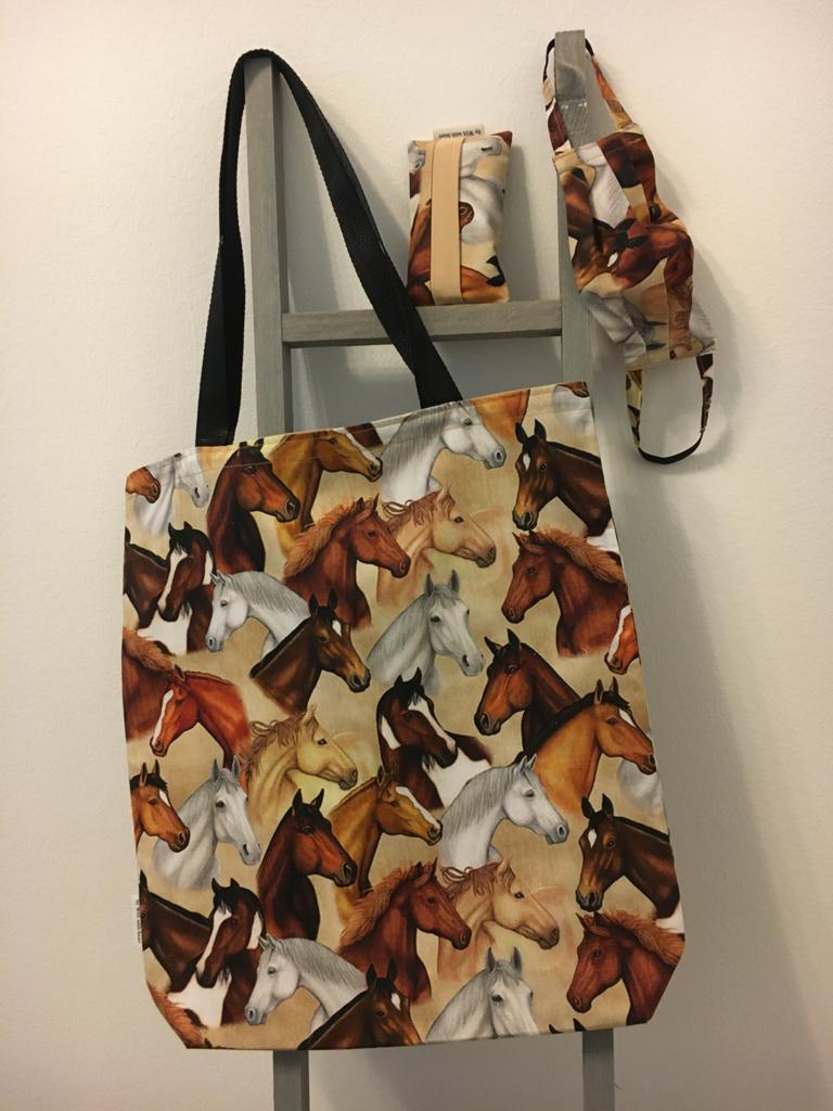 Stofftasche mit Pferdeköpfen als Motivprint an einer Leiter