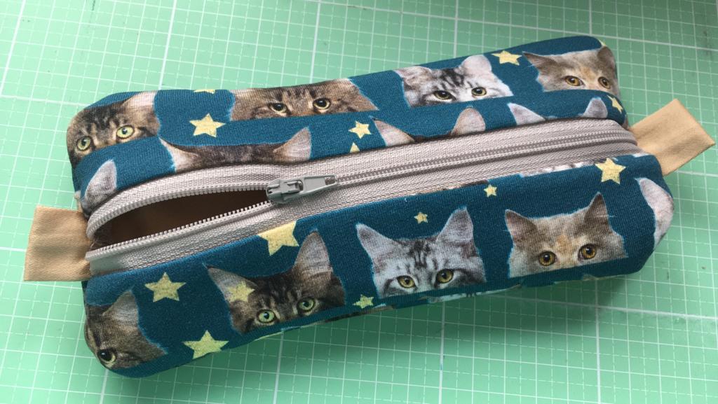 Federmäppchen mit Katzenmotiv und gelben Sternen, grauer Reißverschluss