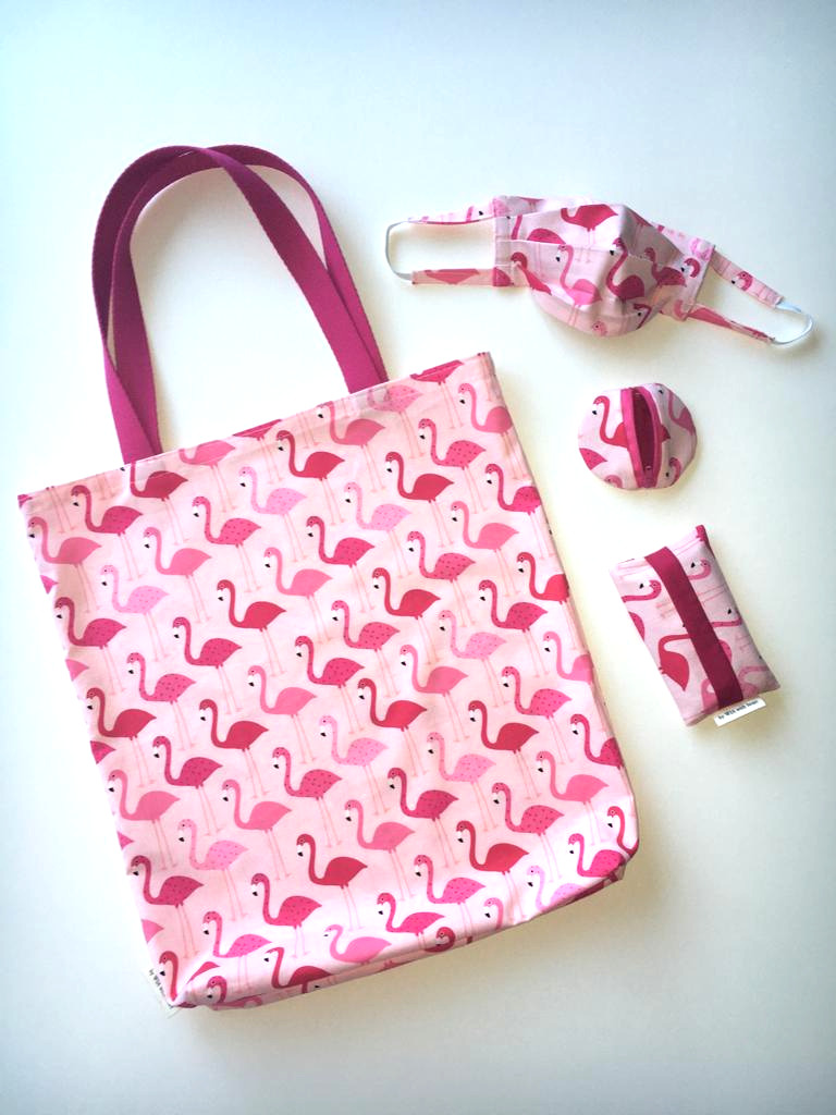 Rosa Tasche mit Flamingo-Muster, passender Maske und kleinen Täschchen