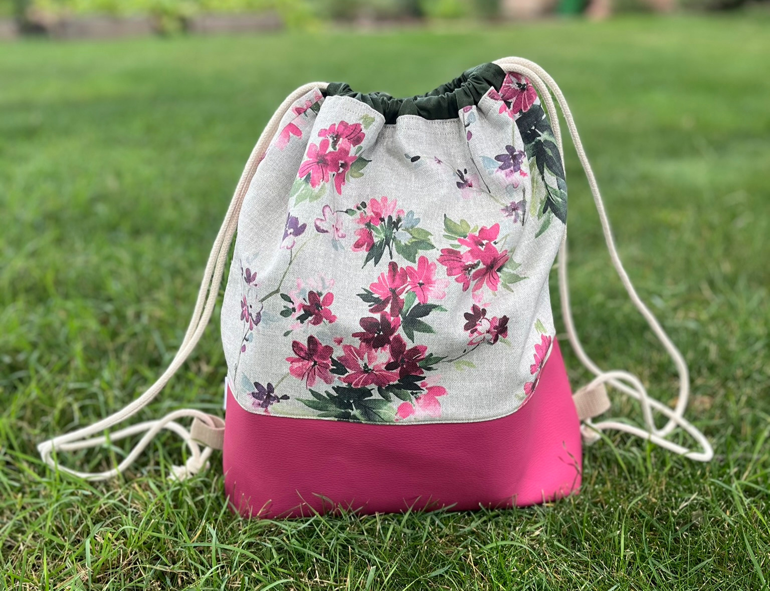 Turnbeutel mit Blumenmuster und pinkem Boden, Detailaufnahme